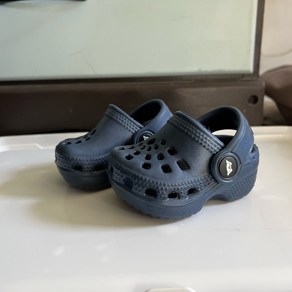 Doggers baby/toddler navy blue clogs- size 1/2